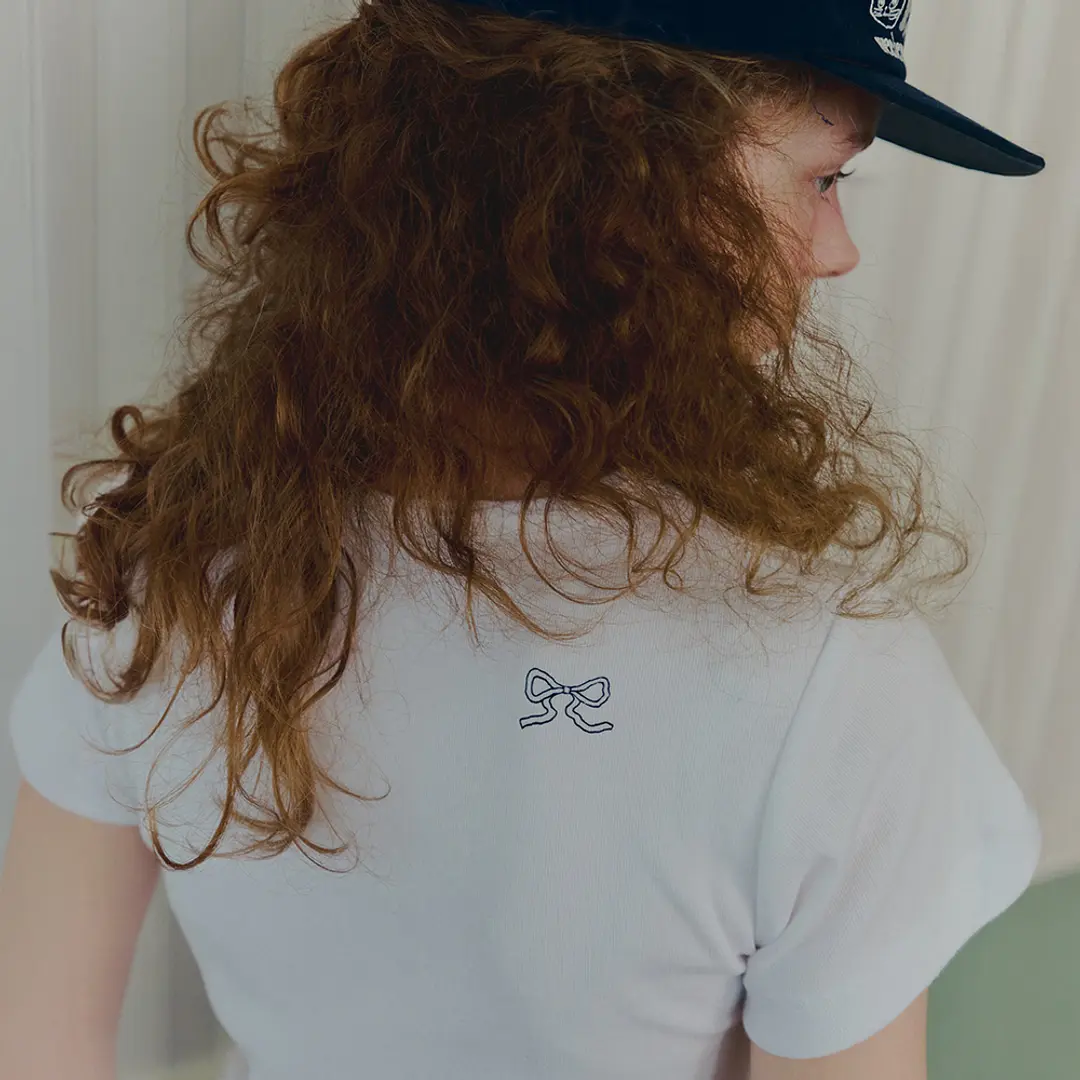 론론 DOODLE LETTERING SLIM CROP T SHIRT WHITE 상품 이미지 1