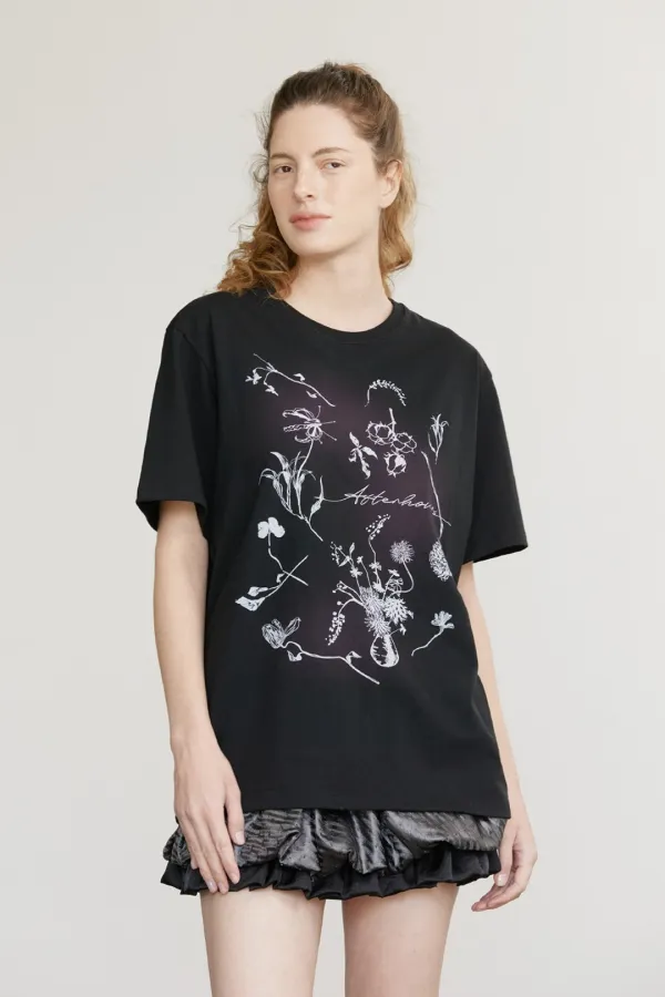 SEASON GRAPHIC OVERSIZED TOP (BLACK)