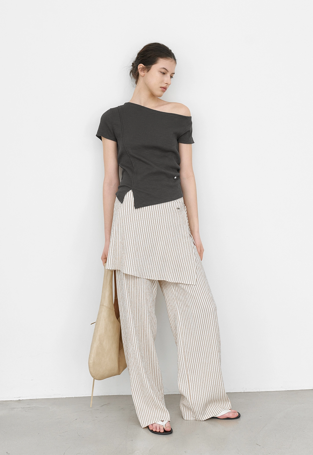 아뜰리에 나인 (T-7265)ONE SHOULDER SHIRRING SLIT SLIM T 상품 이미지 3
