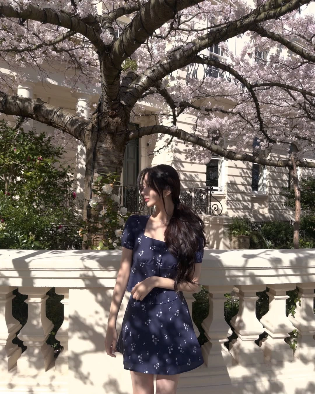 낫유어로즈 @0.720kmFloral square blouse (Navy)Floral flare skirt (Navy) 상품 이미지 1