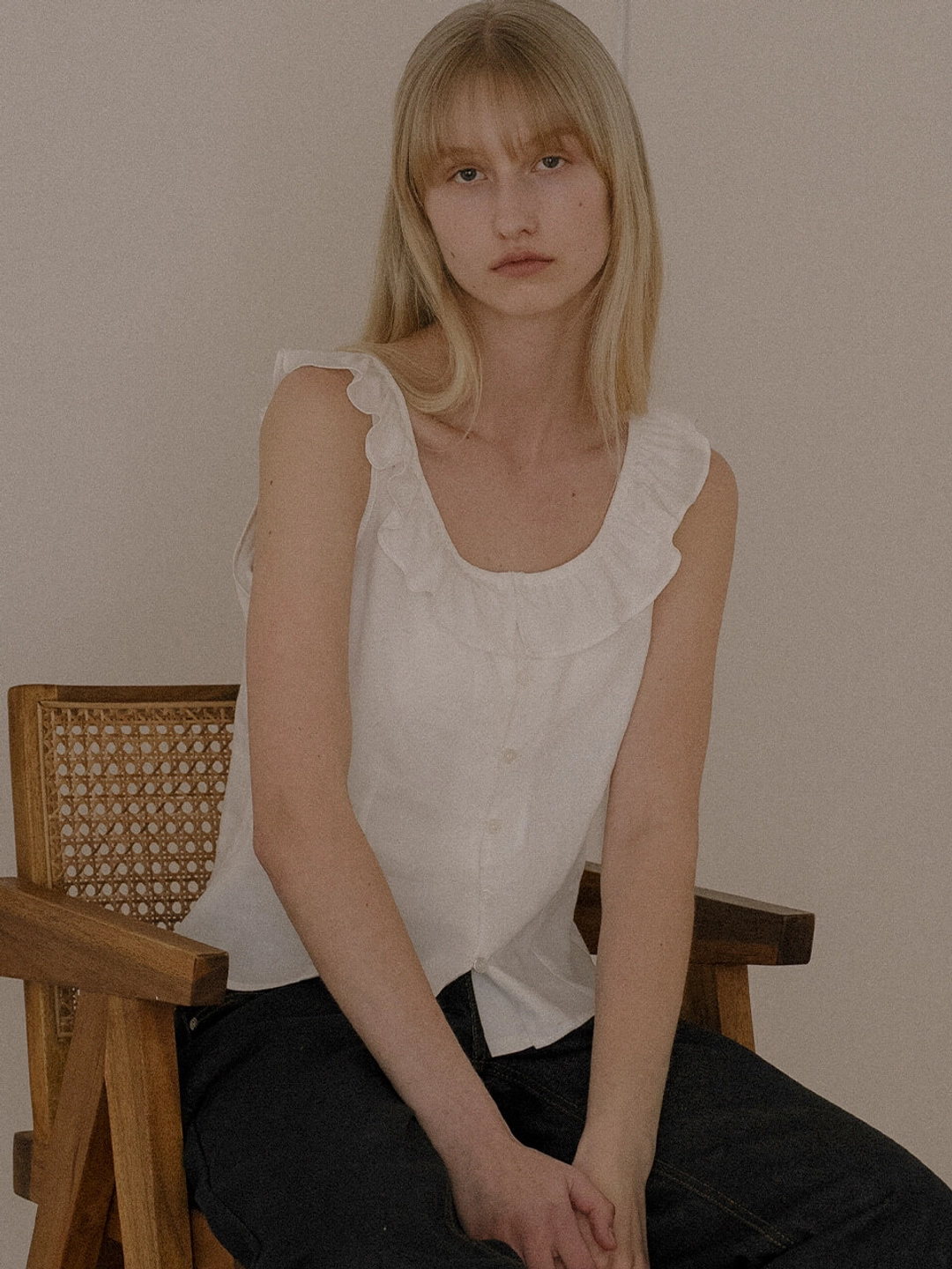 노운베러 Frill neck sleeveless blouse [KNSS04BL01]_Ivory 상품 이미지 2