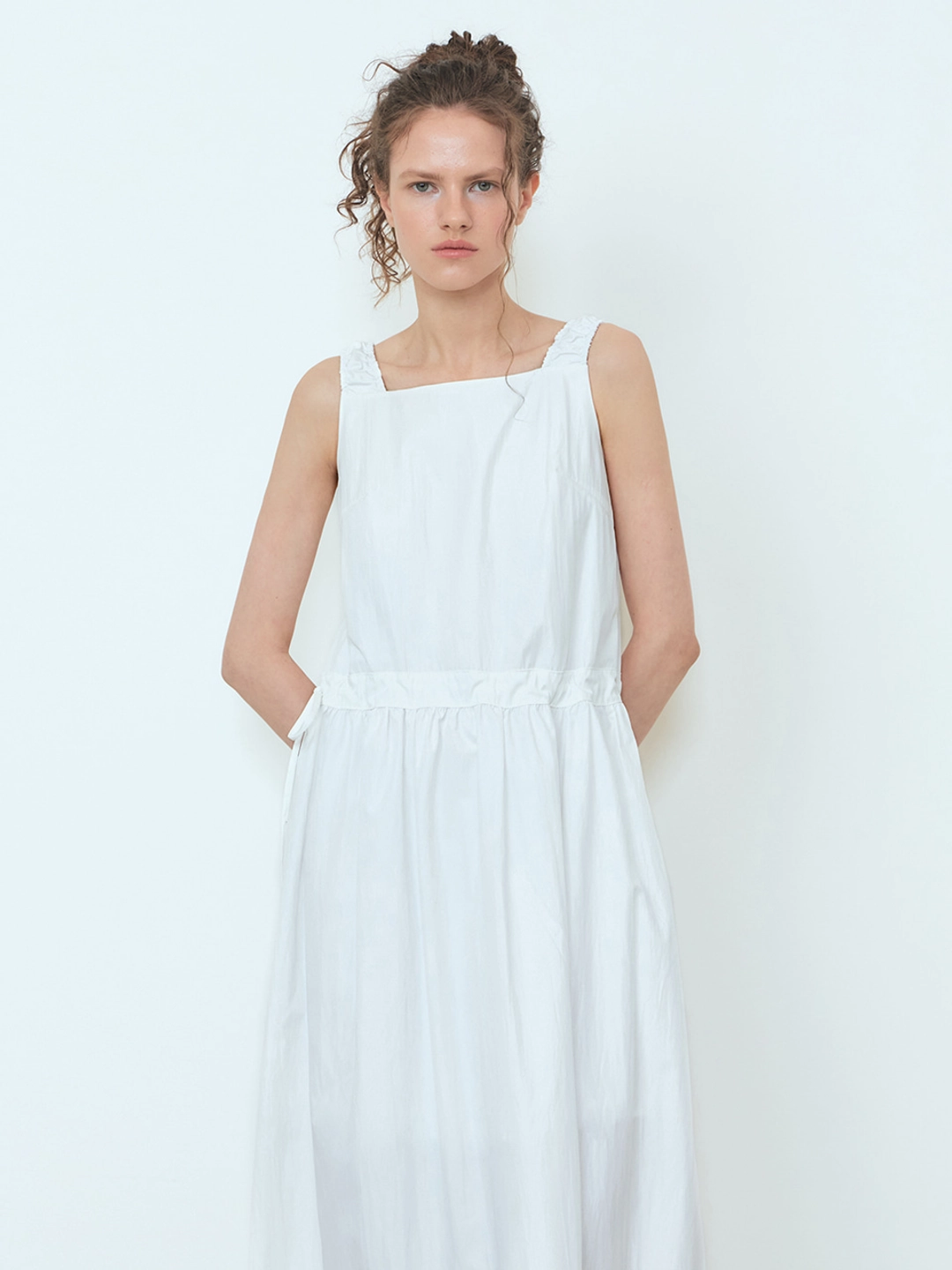 에트몽 Apron Side Strap Dress, White 상품 이미지 2