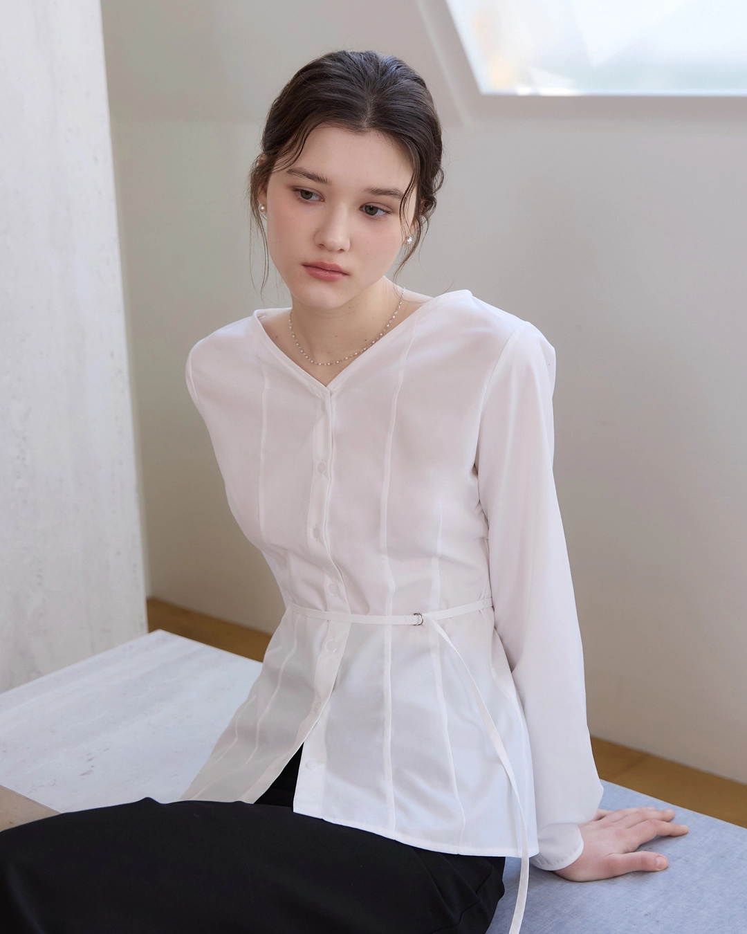 어다울 V neck classic belted blouse - white 상품 이미지 2