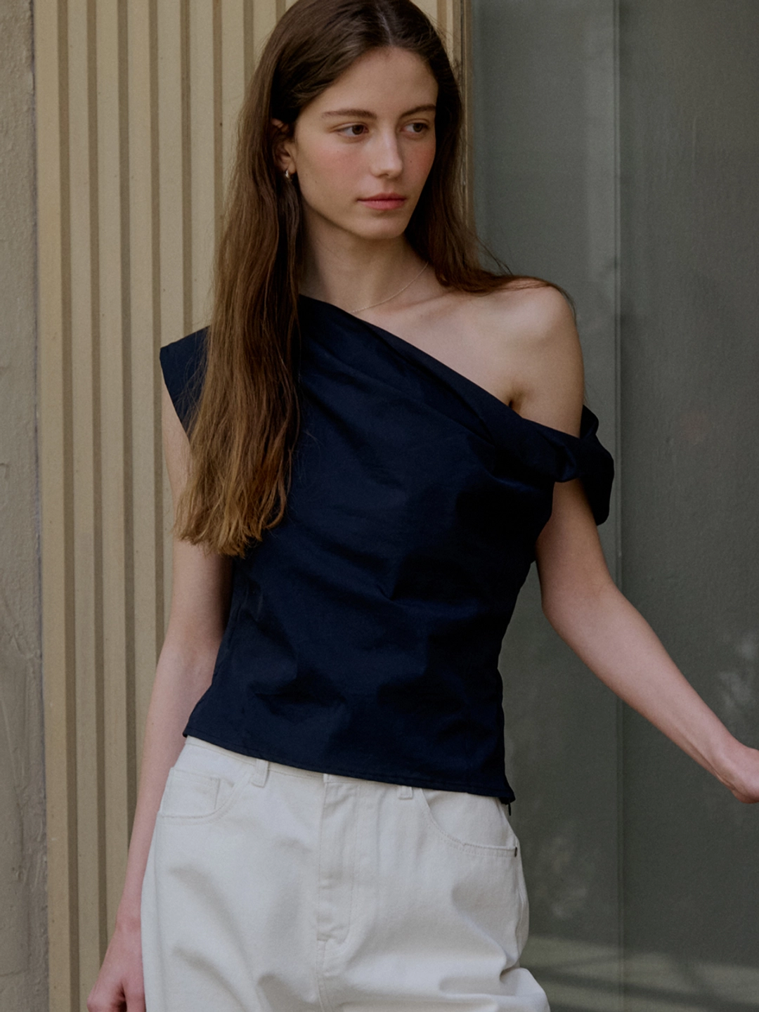 아워코모스 comos 1434 one-shoulder twisted blouse (navy) 상품 이미지 2