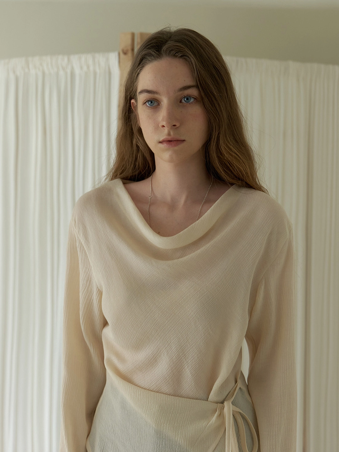 어몽 A WRINKLE WRAP BLOUSE_CREAM 상품 이미지 2