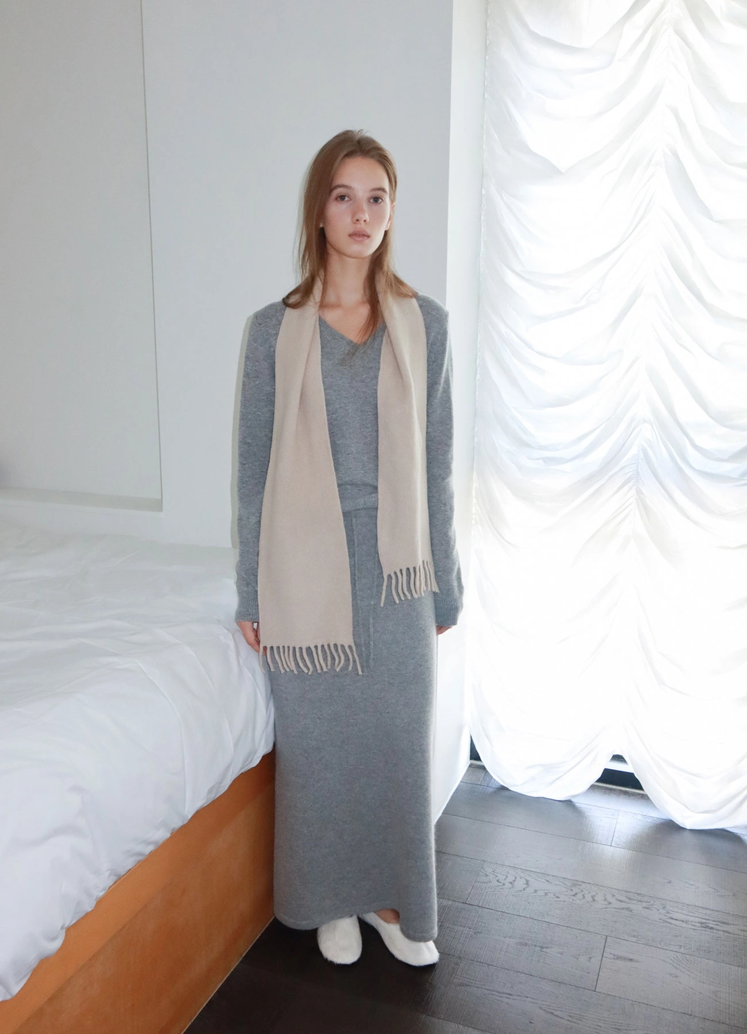 페블엠 Base Slim V-neck Knit - Gray (10월 중순 순차배송) 상품 이미지 2