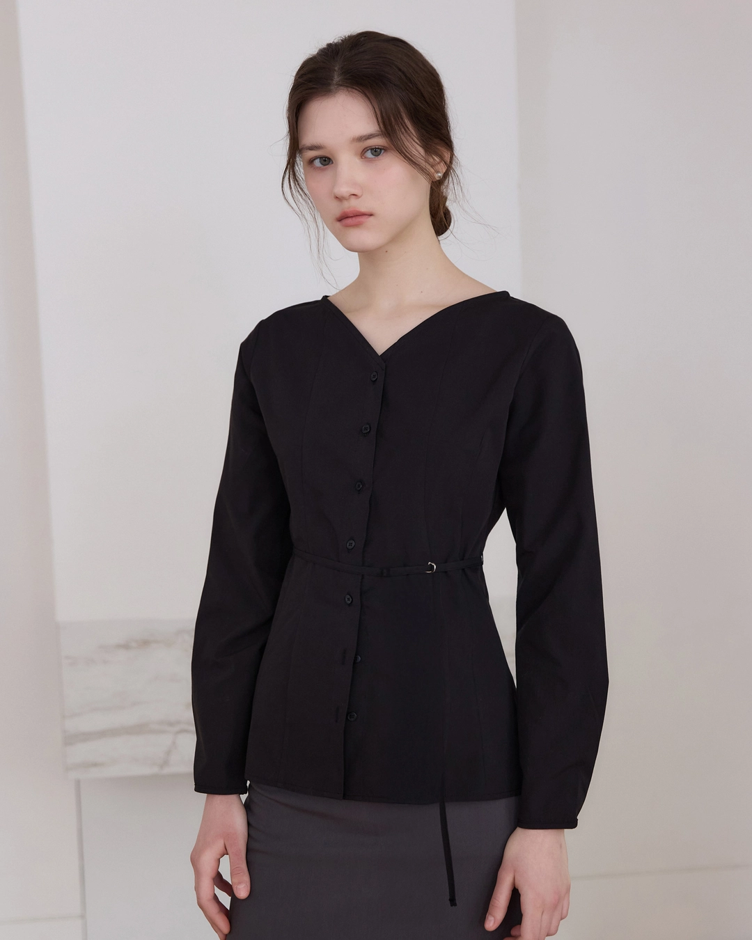 어다울 V neck classic belted blouse - black 상품 이미지 1