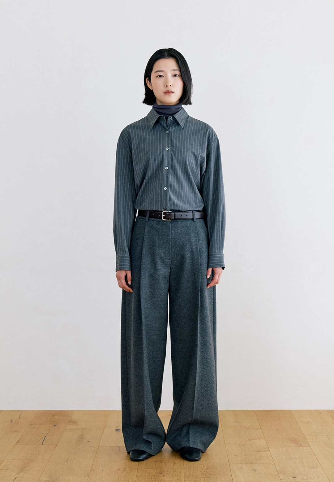 노티아 WOOL ONE TUCK WIDE FIT SLACKS - CHARCOAL 상품 이미지 1