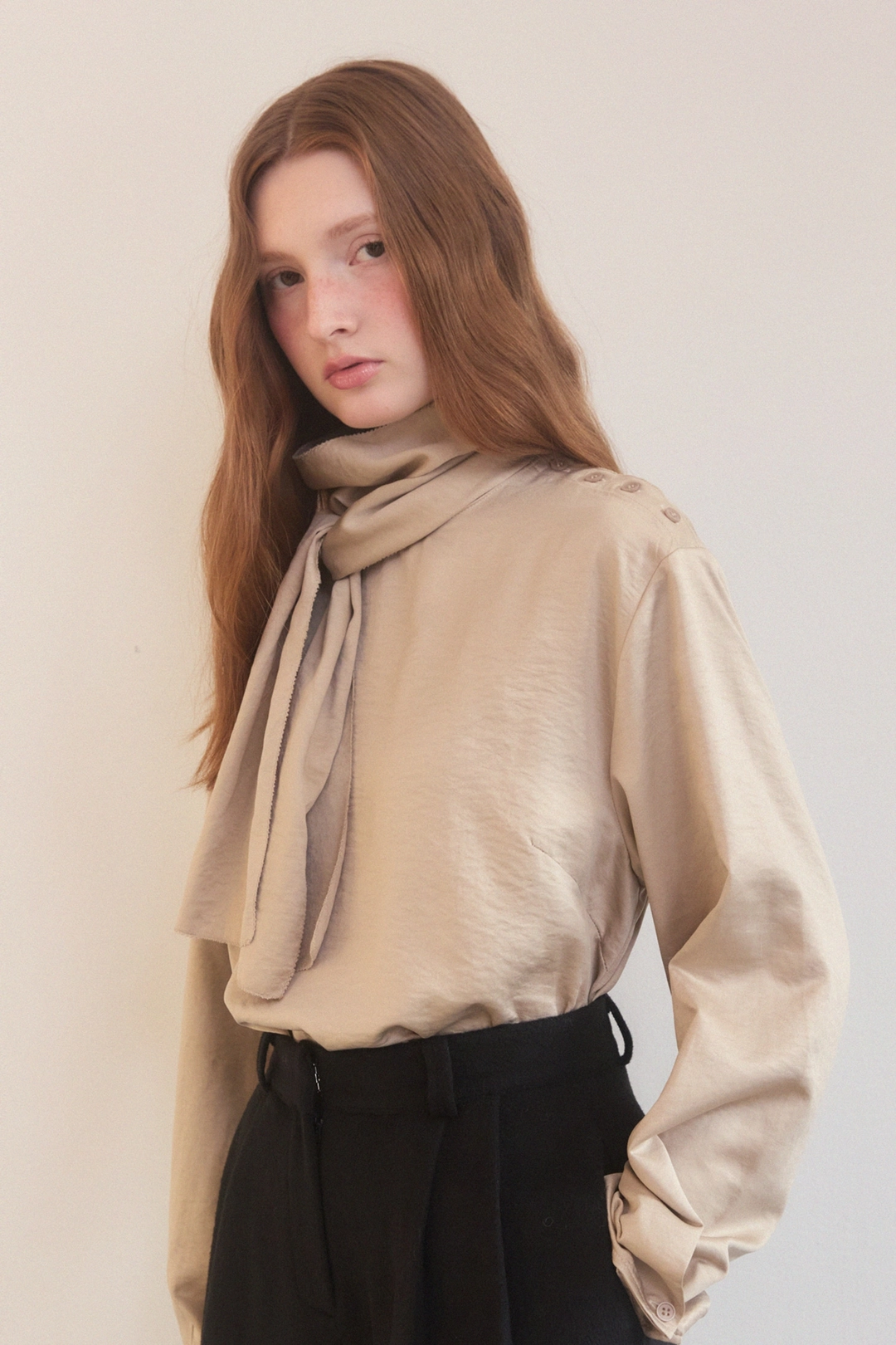 어다울 Satin side button scarf neck blouse - beige 상품 이미지 3