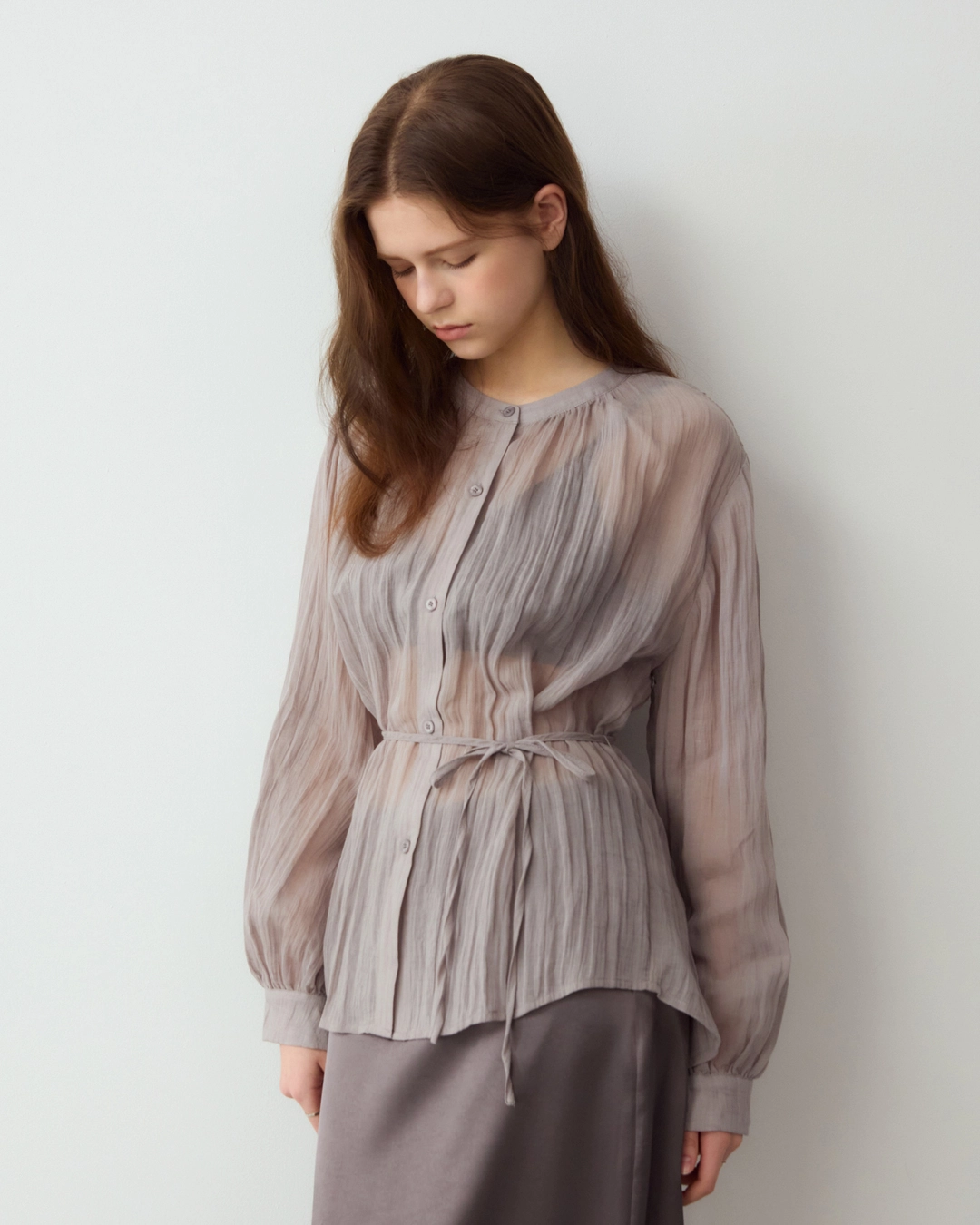 어다울 Wrinkle see through belted blouse - grey 상품 이미지 2
