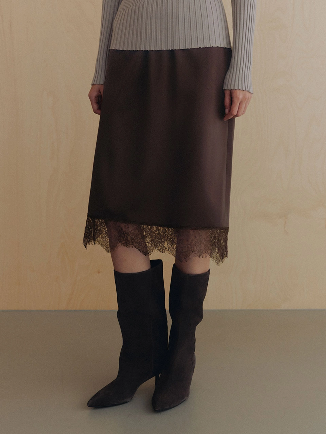 루에브르 Glossy Lace-Trimmed Midi Skirt SW6AS686_2color 상품 이미지 1