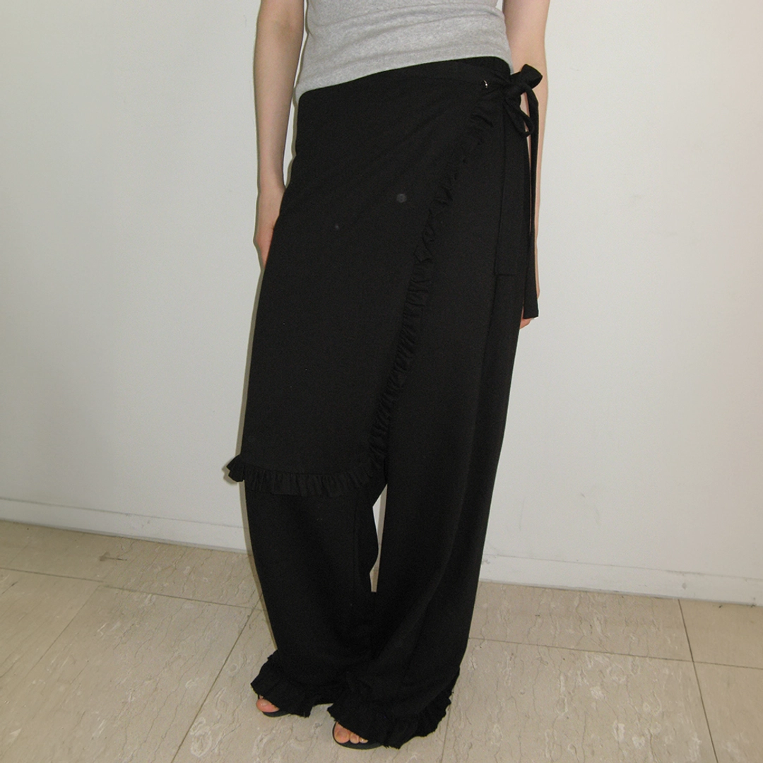 론론 RUFFLE WRAPOVER PANTS BLACK 상품 이미지 1