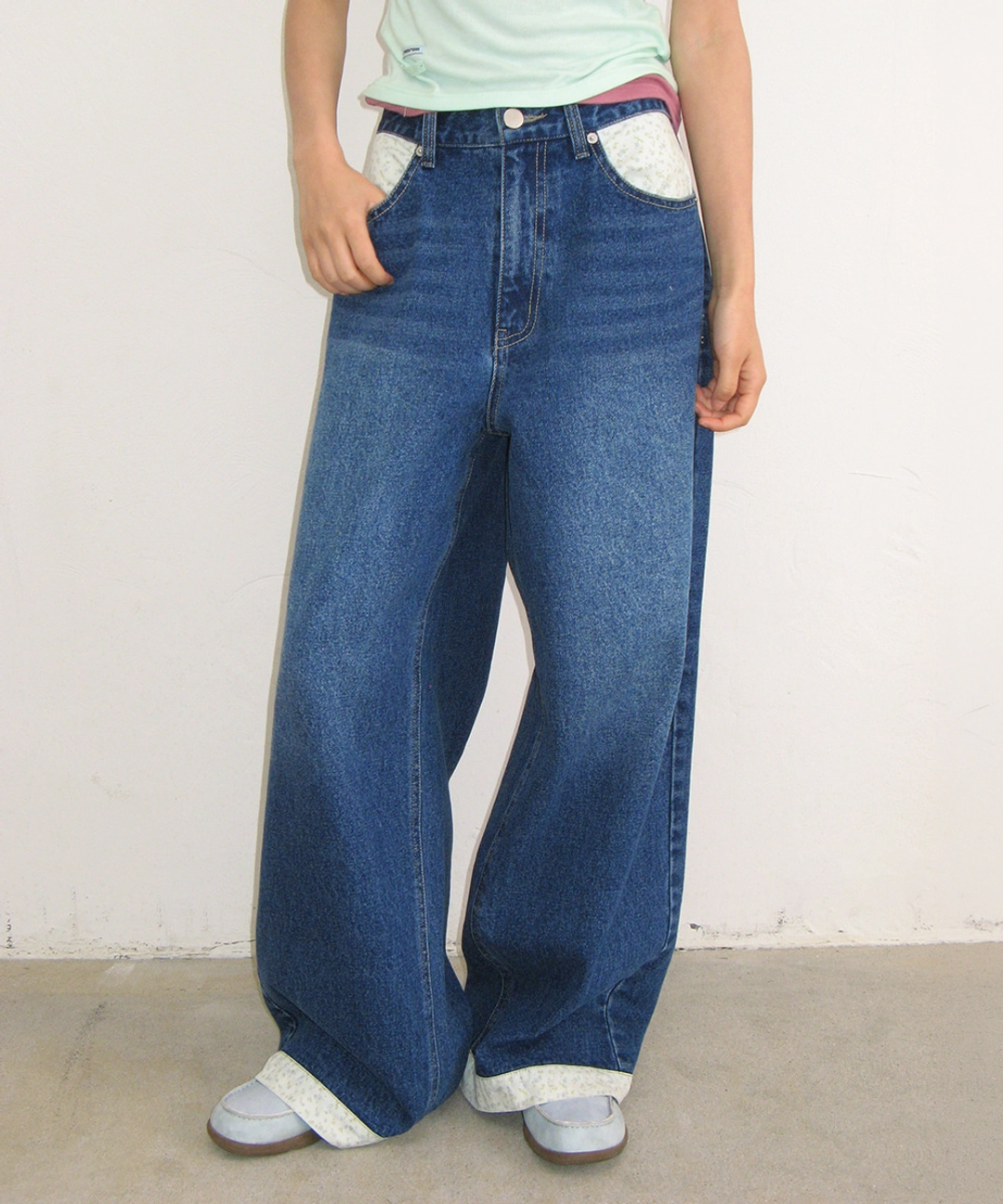 론론 FLORAL LINED WIDE DENIM PANTS MEDIUM BLUE 상품 이미지 1