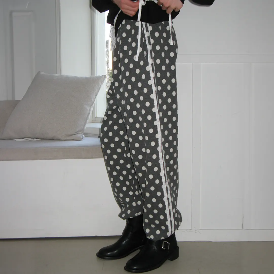 론론 DOT LACE LINE SWEAT PANTS CHARCOAL 상품 이미지 2