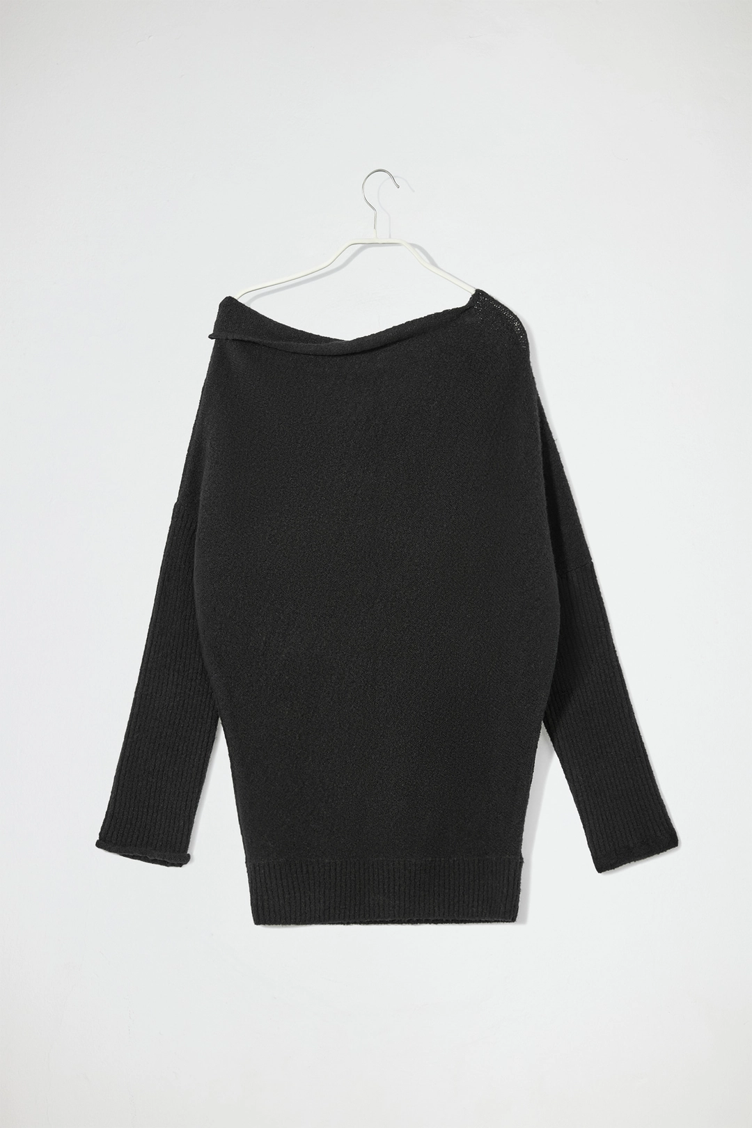 엔오르 ASYMMETRIC OFF-SHOULDER KNIT - BLACK 상품 이미지 1