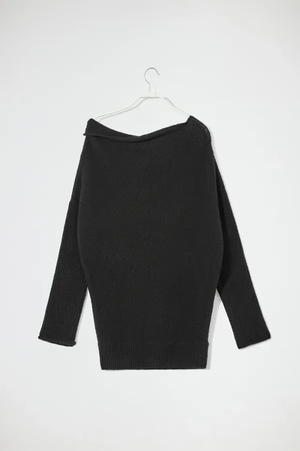 ASYMMETRIC OFF-SHOULDER KNIT - BLACK