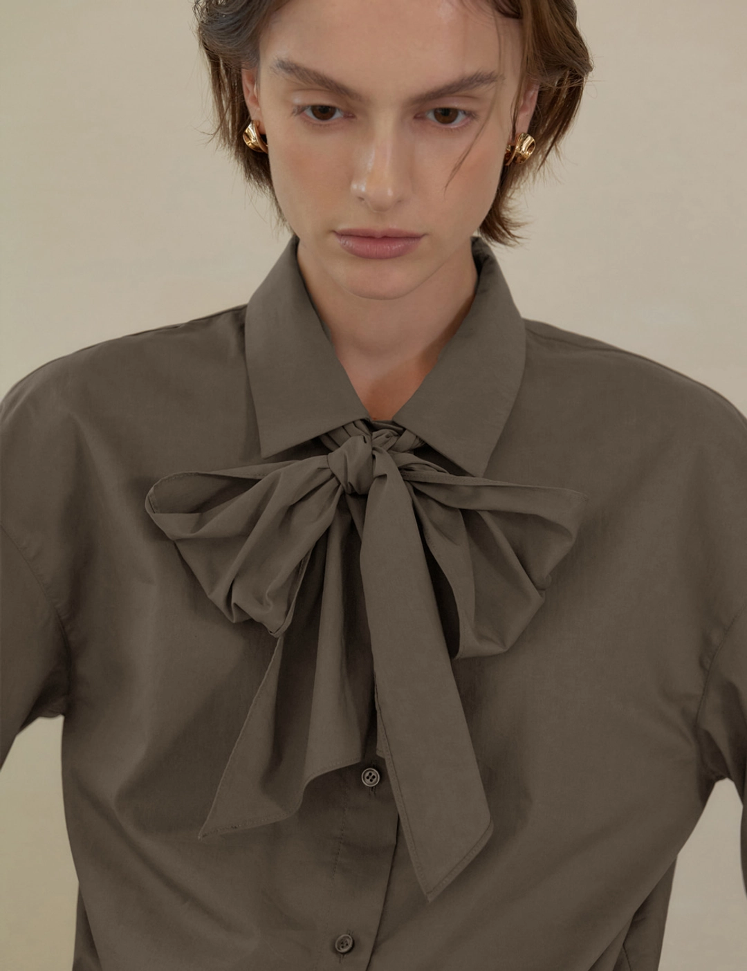 노미나떼 Rosy Ribbon Blouse (Ash Brown) 상품 이미지 1