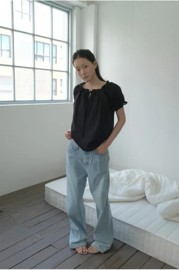 RUFFLE HEM SHIRRING BLOUSE - BLACK