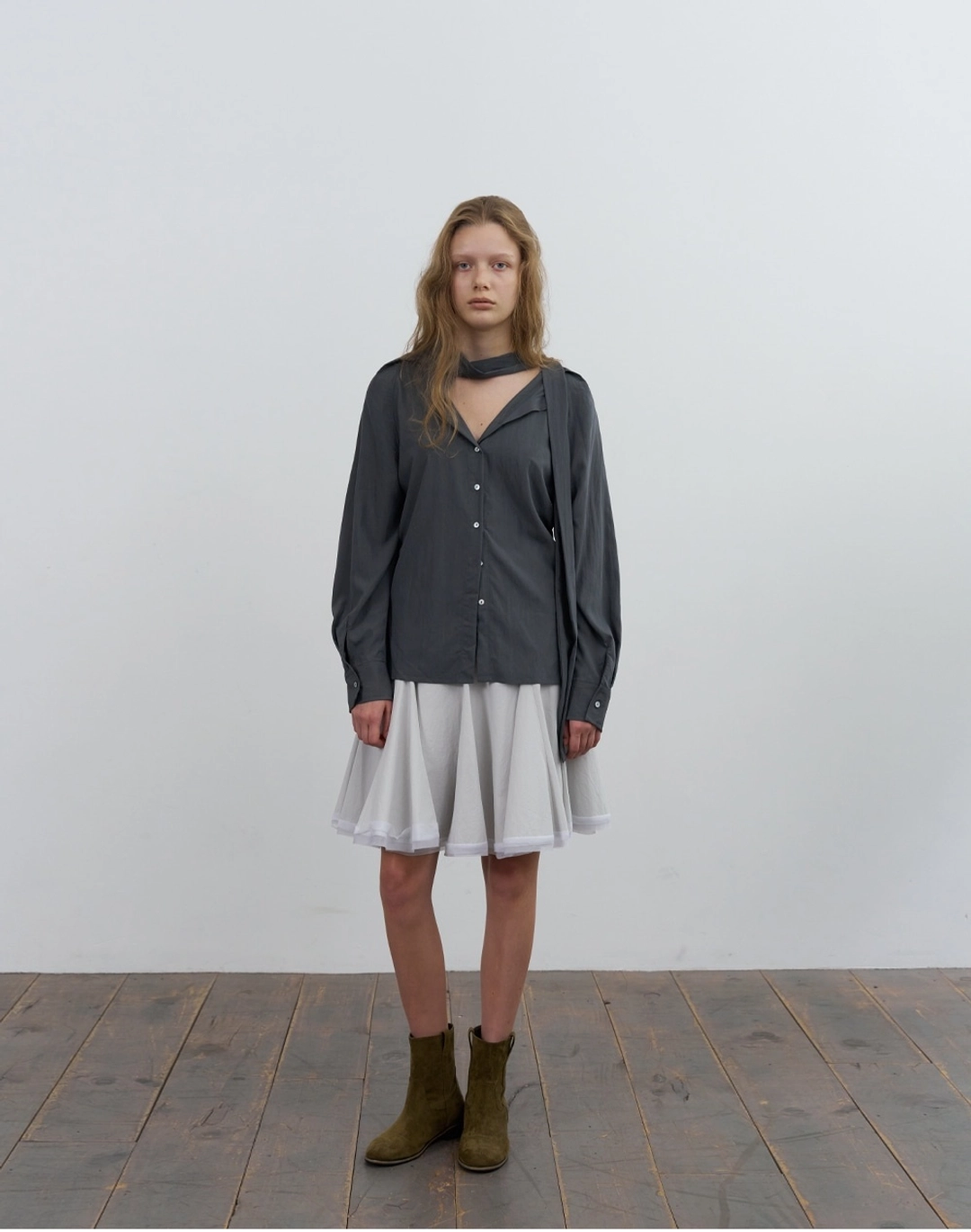 포에토 Glide tie high neck blouse - charcoal 상품 이미지 1