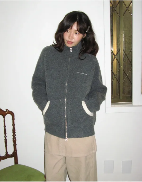 [11/11 순차배송] LOGO HIGH NECK KNIT ZIP UP CHARCOAL