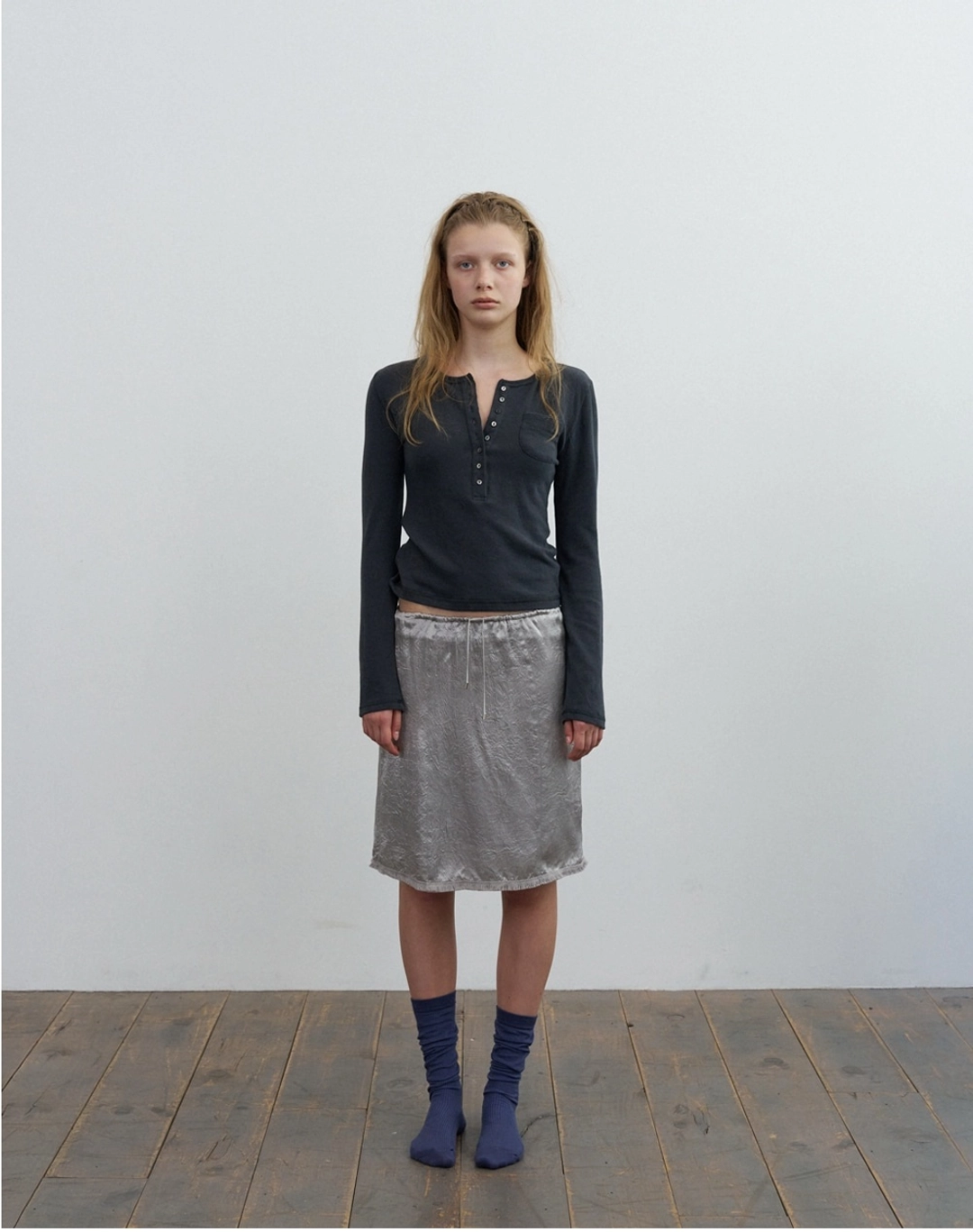 포에토 Satin fringe midi skirt - grey 상품 이미지 1