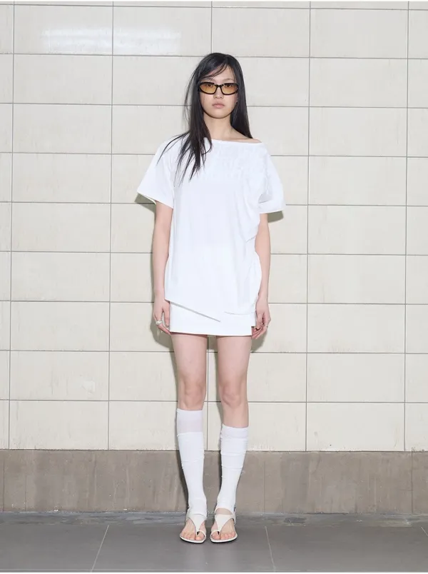 언발란스 프린팅 오프숄더 티셔츠 화이트 AW6ME40401