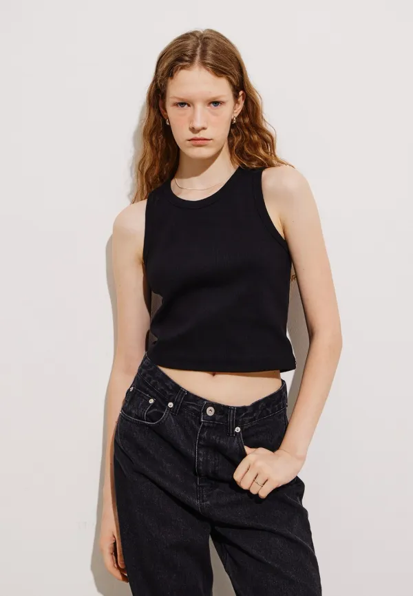 RIBBED SLEEVELESS CROP TOP - BLACK