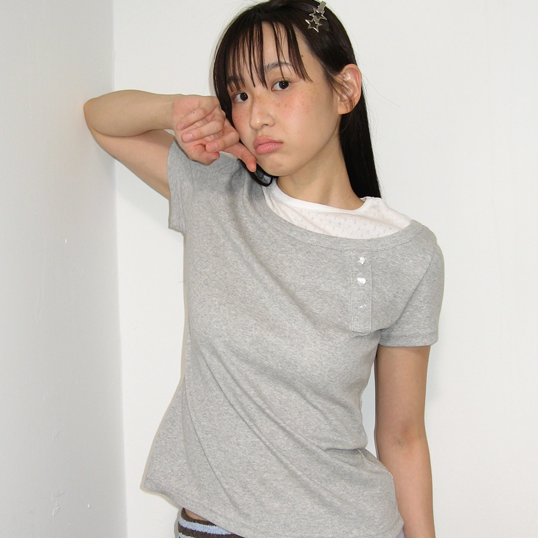 론론 ASYMMETRIC HEART BUTTON LAYERED T SHIRT GREY 상품 이미지 2
