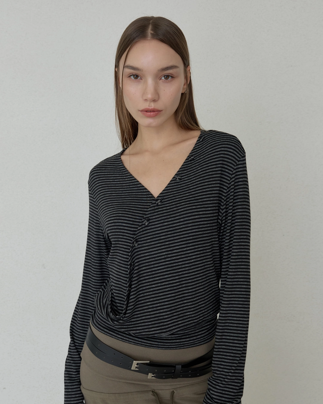 오데스 STRIPE DRAPE WRAP TEE - CHARCOAL 상품 이미지 2