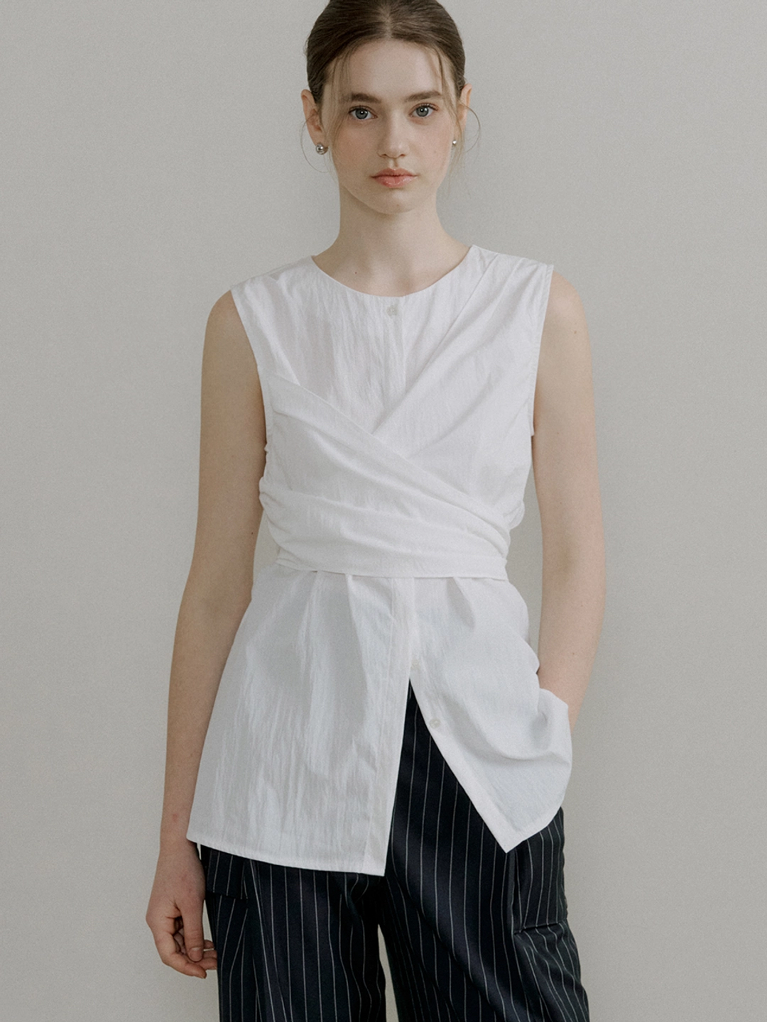 아워코모스 comos 1406 wrap point sleeveless blouse (white) 상품 이미지 2