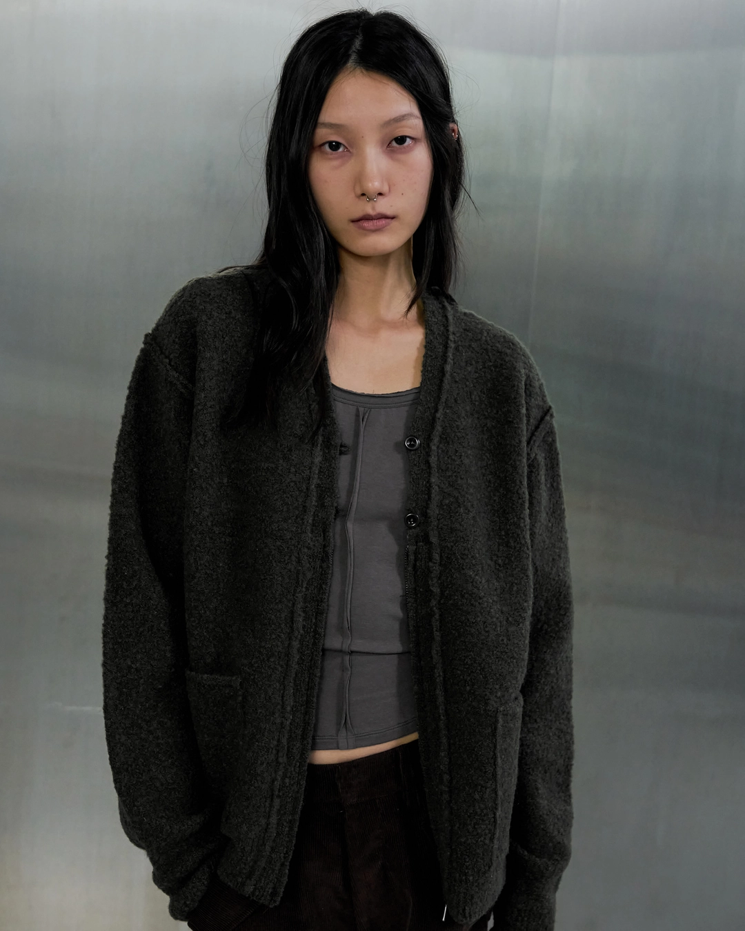 오데스 REVERSED BUTTON-ZIP CARDIGAN - KHAKI 상품 이미지 1