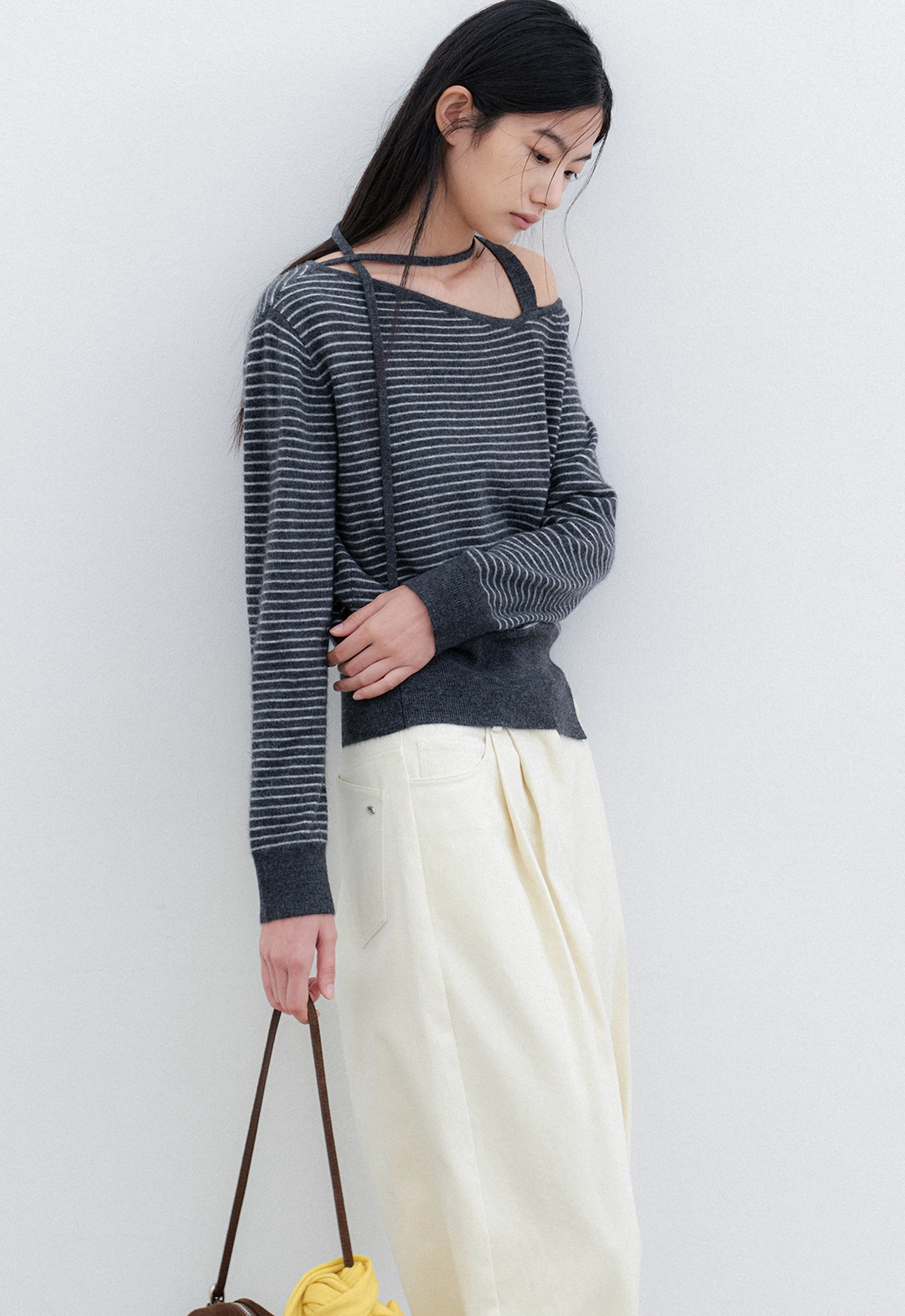아뜰리에 나인 (T-7311)WOOL STRIPE ONE OFF SHOULDER STRAP KNIT 상품 이미지 1