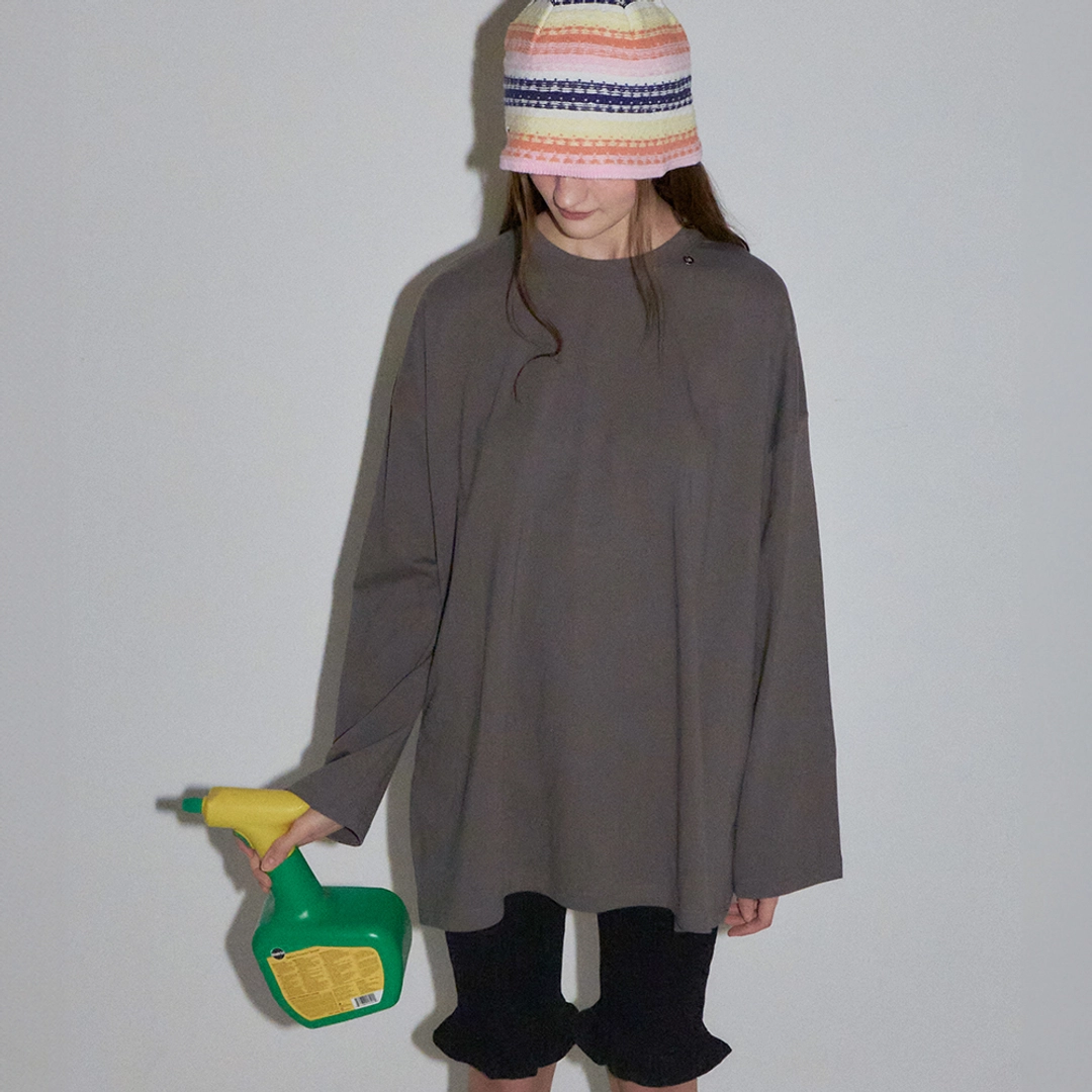 론론 MINI POINT LABEL OVER FIT LONG SLEEVE CHARCOAL 상품 이미지 1