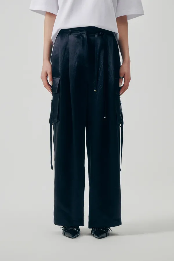 Soft Satin Out-Pocket Pants [ Black ]