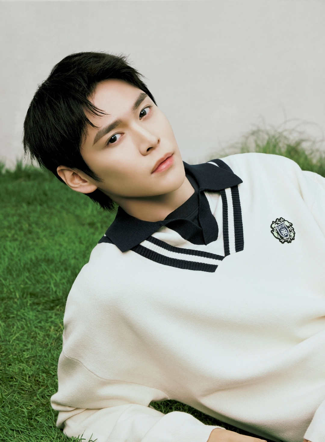 세터 [RIIZE\'s Pick] Crest Logo Open Collar Knit - Cream 상품 이미지 2