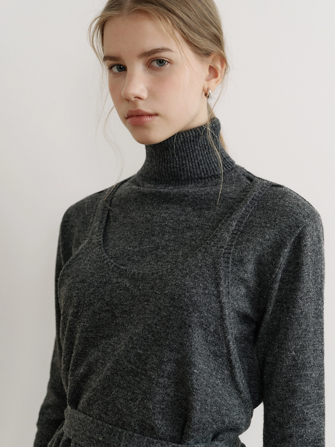 아워코모스 comos 1639 U-neck layered turtleneck knit (charcoal) 상품 이미지 1