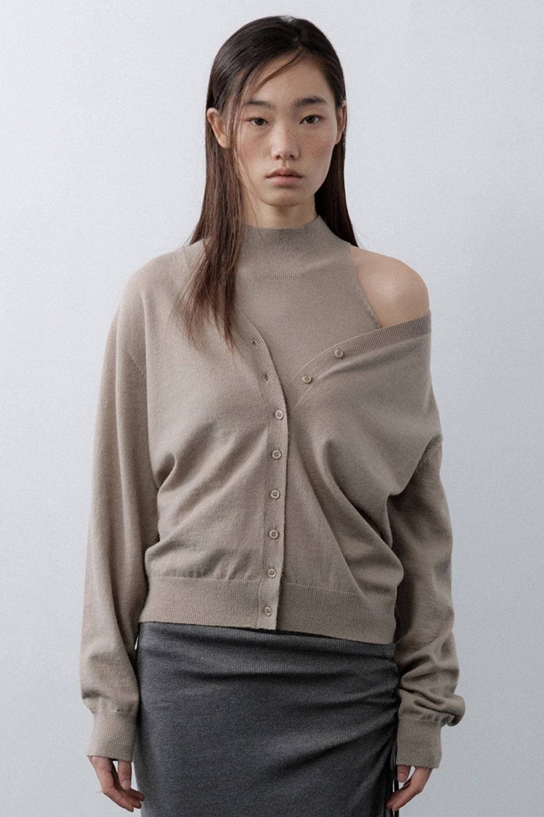 루시르주 [9/28 예약 배송] Halter & V-Neck Cardigan Set (Beige) 상품 이미지 1