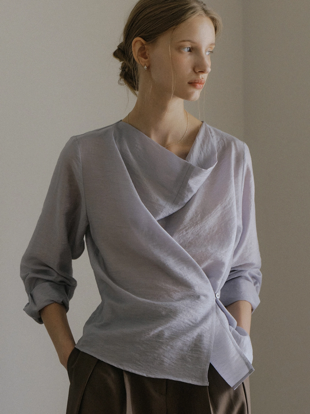 아워코모스 comos 1537 draped button wrap blouse (sora) 상품 이미지 2