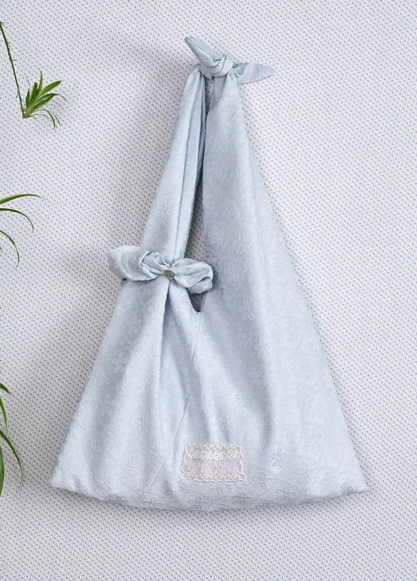 [ONE SIZE]  Bassie Lace Scrunch Hobo Bag  베시 레이스 스크런치 호보 백 (사계절-데일리-데이트룩-출근룩-호보백-자가드-패턴-스크런치-레이스-플라워)