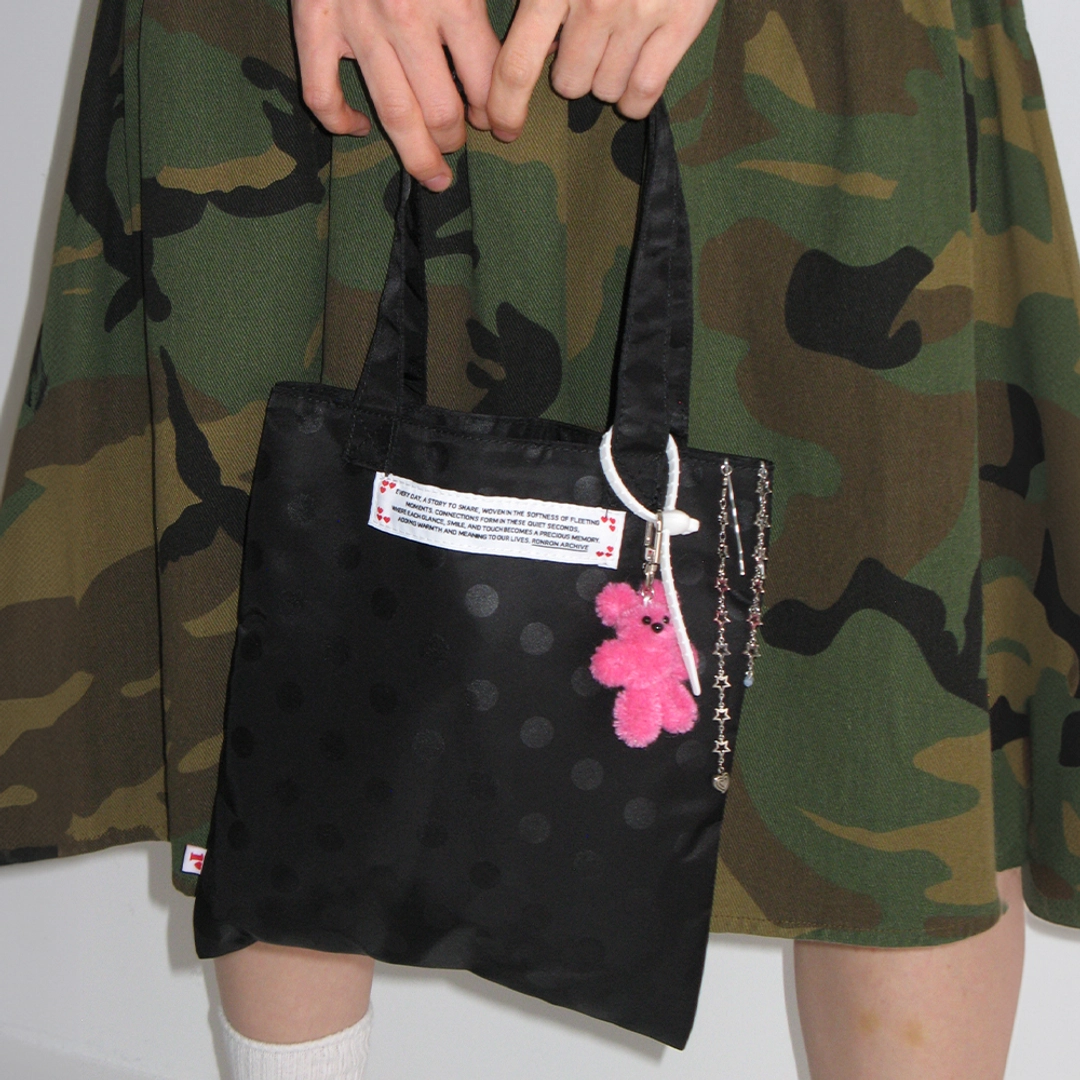론론 PETIT NYLON TOTE BAG BLACK DOT 상품 이미지 2