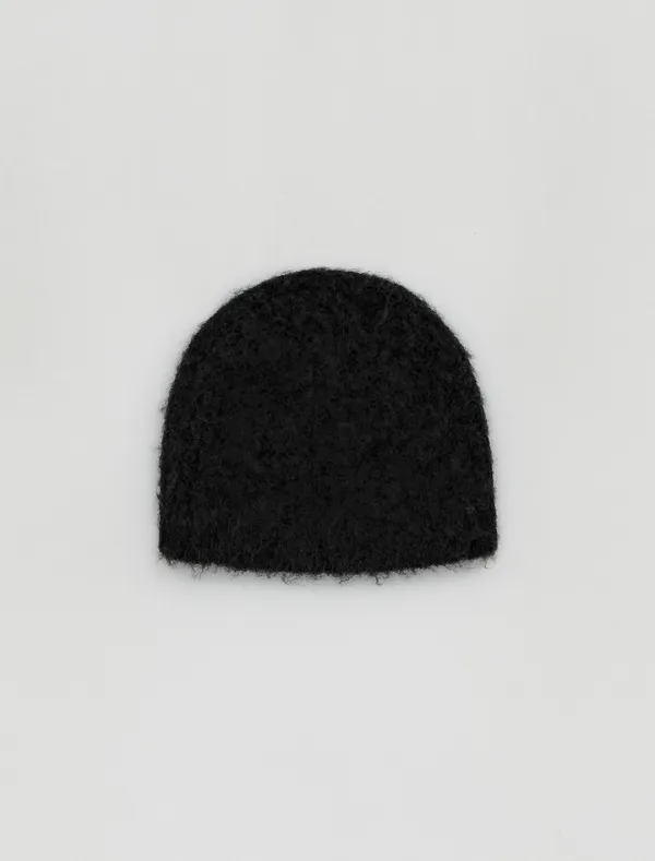 FLUFFY KNIT BEANIE [BLACK]