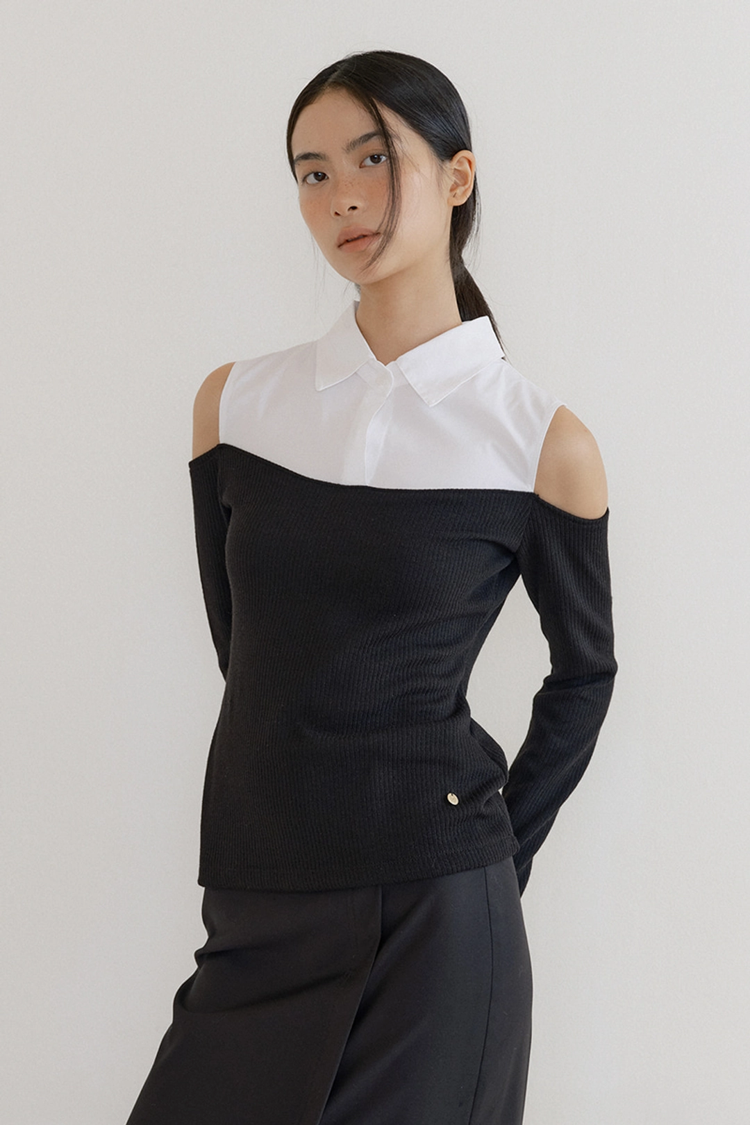 루시르주 F/W Off-Shoulder Shirt Top (black) 상품 이미지 1