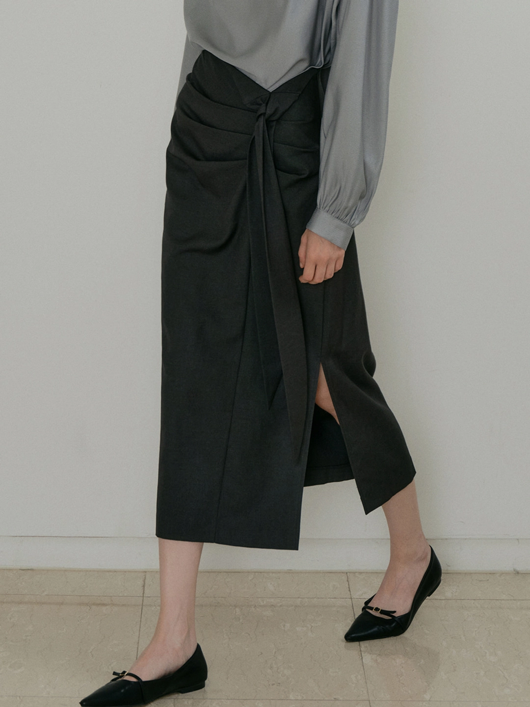 아워코모스 comos 1507 belted point side slit skirt (charcoal) 상품 이미지 2