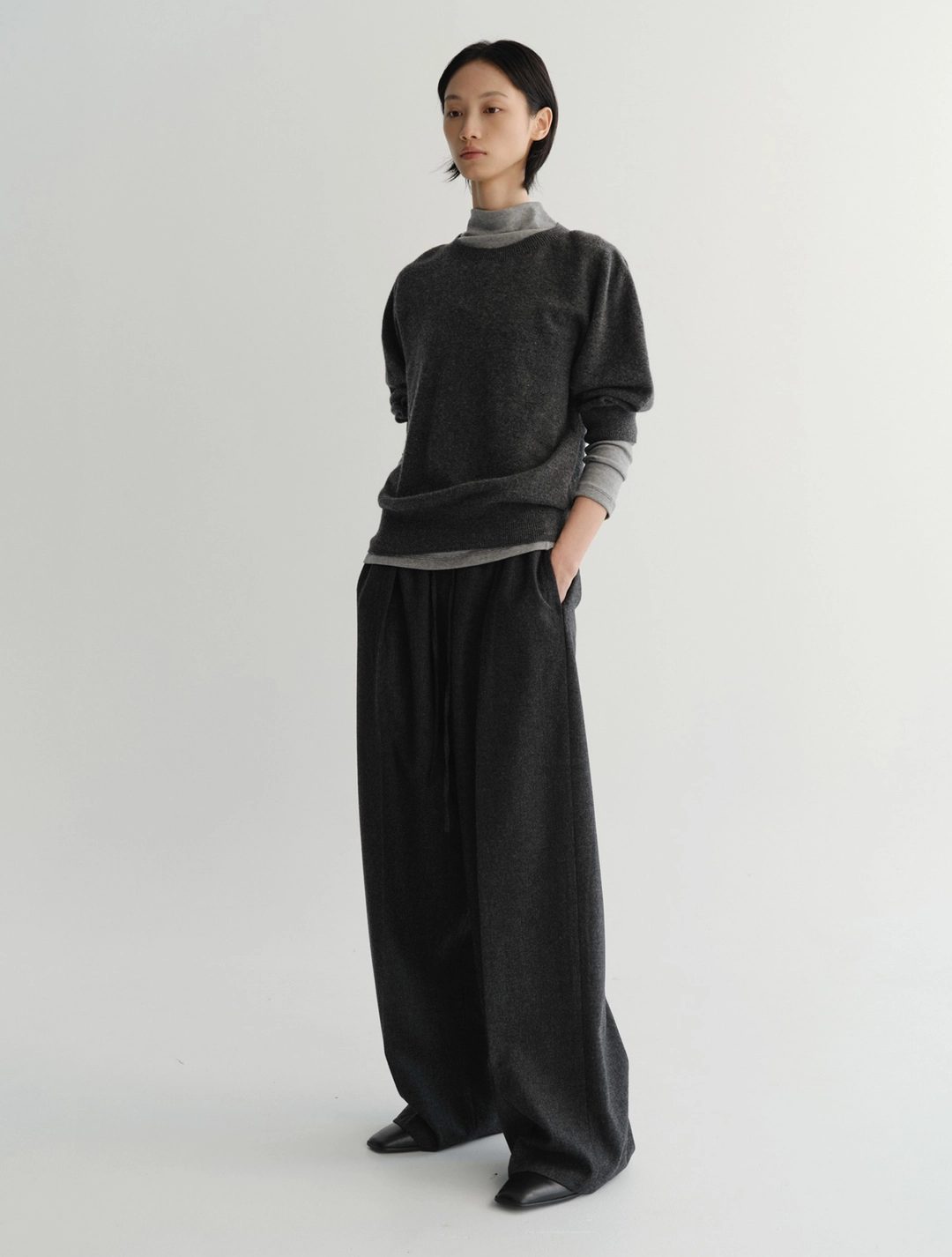 이아 Loe Banding Tuck Pants (Charcoal) 상품 이미지 2