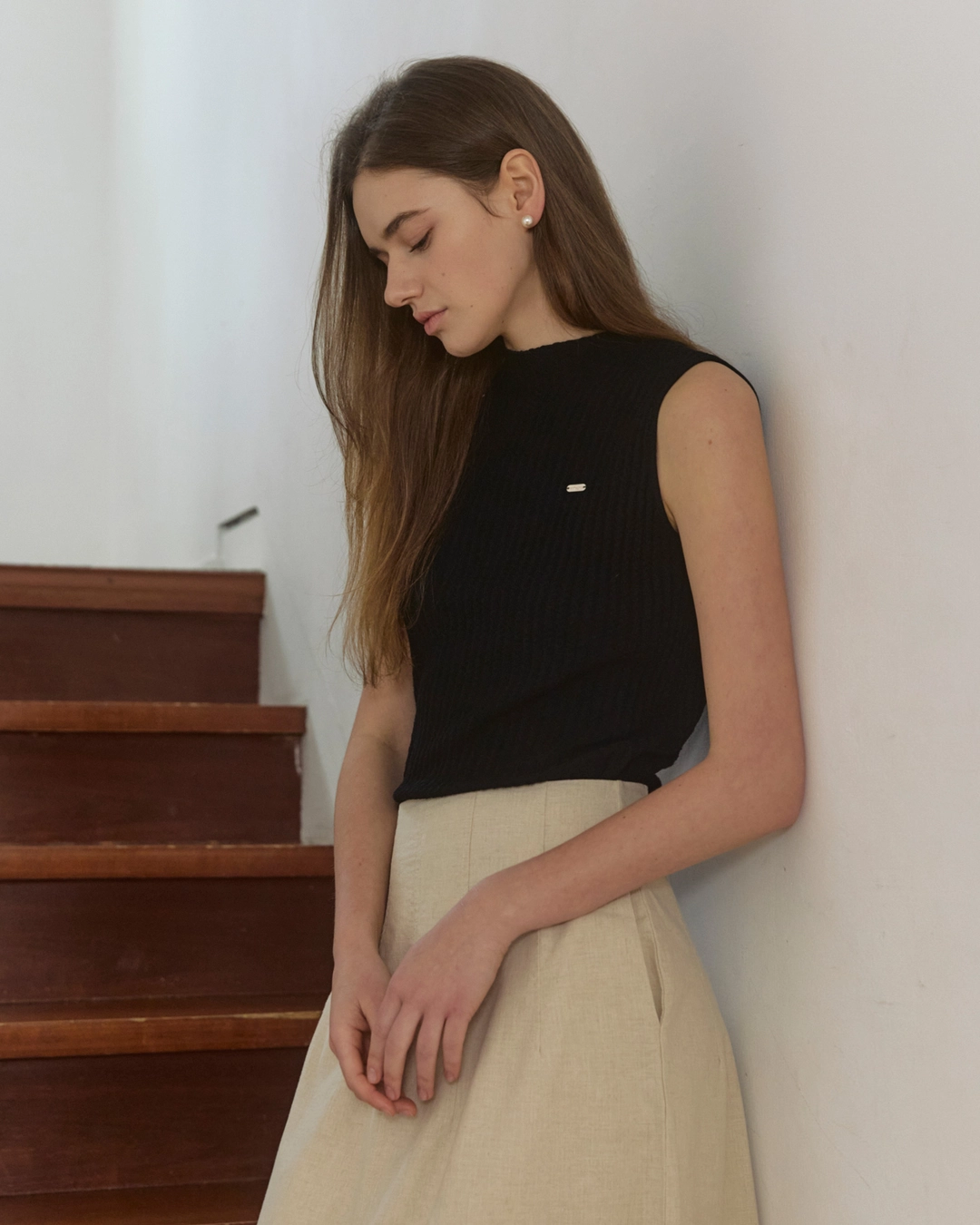 어다울 Embo ribbed half neck knit sleeveless - black 상품 이미지 1