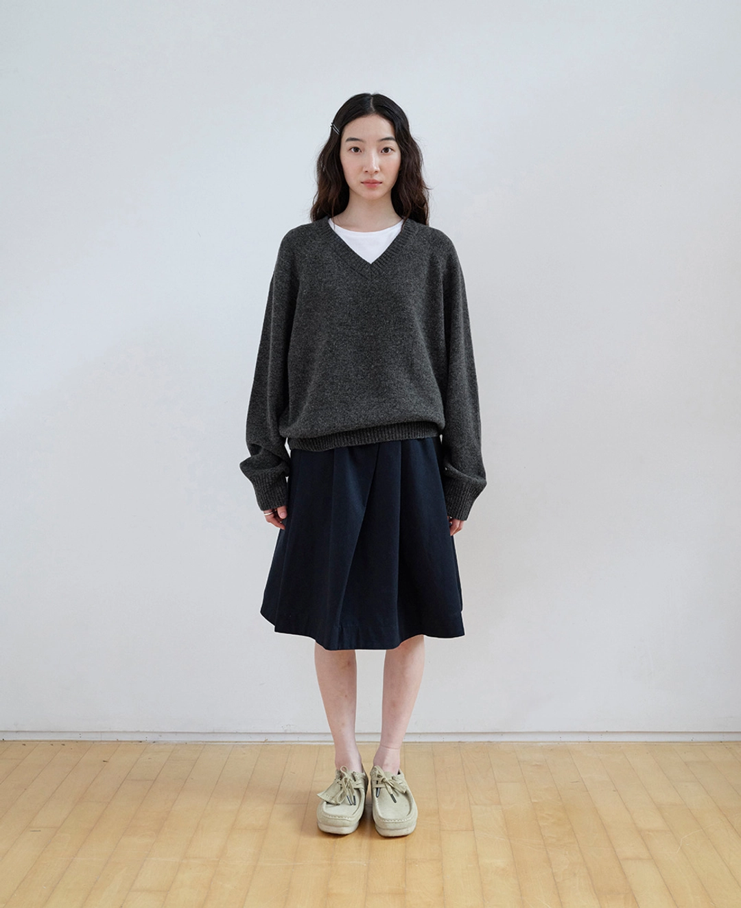 스텝어라운드 Cashmere reglan v neck knit_CHARCOAL 상품 이미지 1