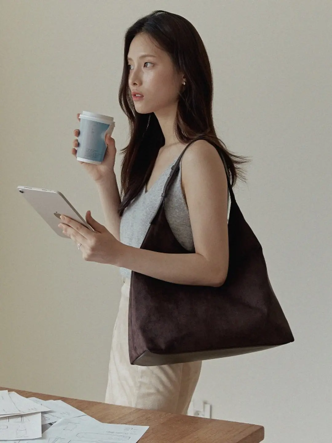 오브히 플럼 스웨이드 호보백 Flume Suede Hobo Bag_Dark Brown 상품 이미지 2