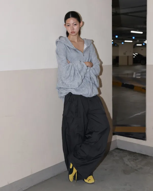 fold crease hood zip-up