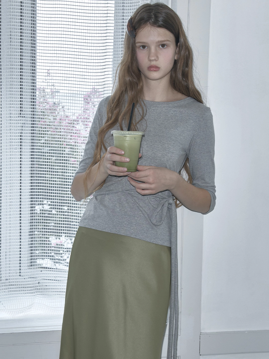 쏘이르 STRAP POINT BOAT NECK T-SHIRT - GRAY 상품 이미지 1