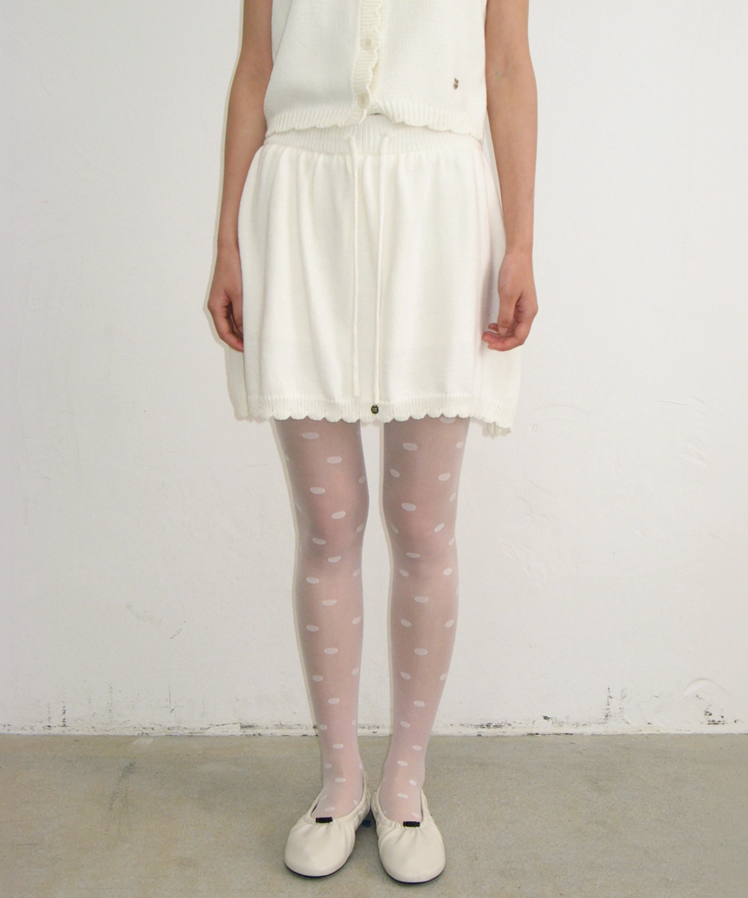 론론 SCALLOP TRIM KNIT MINI SKIRT IVORY 상품 이미지 1